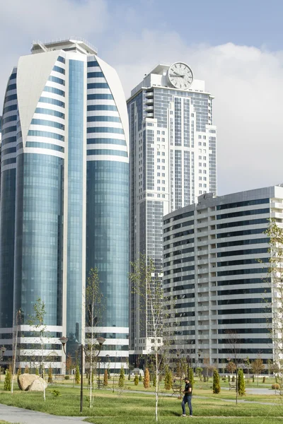 Bâtiments dans un quartier moderne de la ville de Grozny — Photo