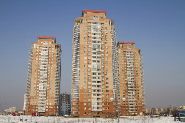 Nieuwe toren blokken gebouwd op federaal geld na overstromingen in de stad van Chabarovsk Stockafbeelding