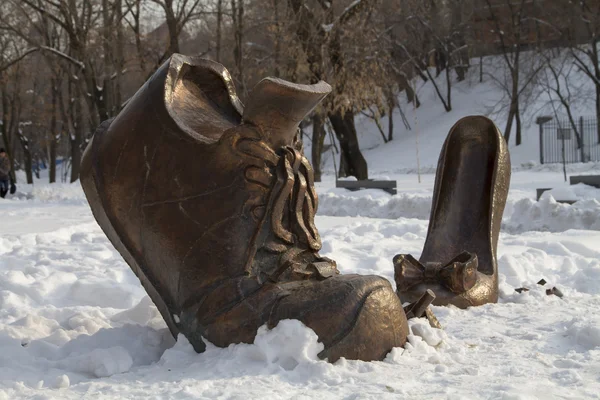 Monumento zapatos para hombre y zapatos femeninos en Jabárovsk — Foto de Stock