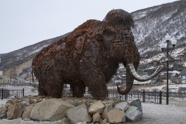 Mamut anıt, Magadan çeşitli metal hurda yapılmış