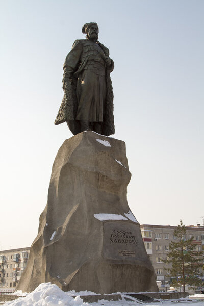Памятник Ерофею Хабарову возле железнодорожного вокзала в Хабаровске
