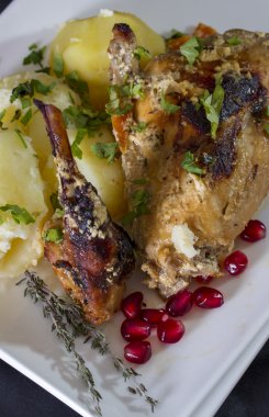 Kızarmış tavşan patates ve kekik ile