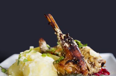 Kızarmış tavşan patates ve kekik ile