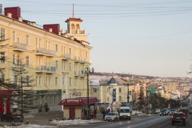 Magadan ana cadde üzerinde bir kulenin ile bina