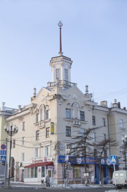 Magadan, Rusya Federasyonu - Aralık 19: Bina ile bir kulenin Magadan ana cadde üzerinde 19 Aralık 2014 yılında Magadan.