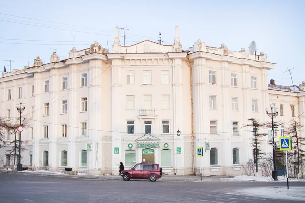 Μαγκαντάν, Ρωσία - 19 Δεκεμβρίου: Φαρμακείο στο παλιό κτίριο, που κατασκευάστηκε από τους Ιάπωνες στις 19 Δεκεμβρίου του 2014 στο Μαγκαντάν. — Φωτογραφία Αρχείου