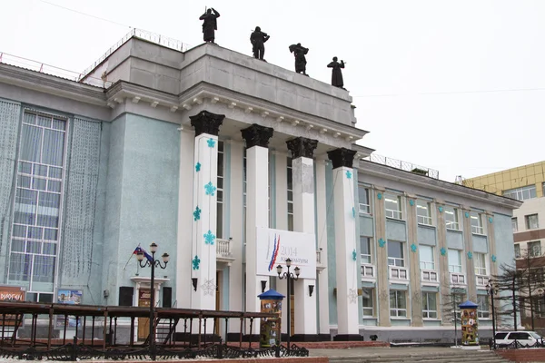 MAGADÁN, RUSIA - 22 DE DICIEMBRE: Teatro Dramático de Magadán el 22 de diciembre de 2014 en Magadán . —  Fotos de Stock