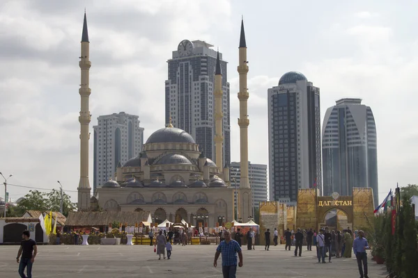 GROZNY, RÚSSIA - SETEMBRO 7: Mesquita Coração da Chechênia no fundo de edifícios modernos Grozny City em setembro 07, 2014 em Grozny . — Fotografia de Stock