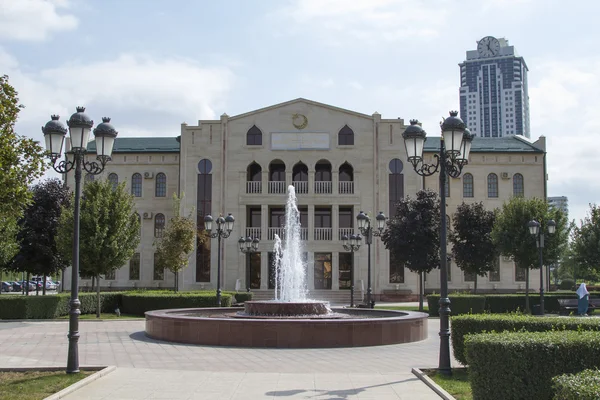 GROZNY, RUSIA - 7 DE SEPTIEMBRE: Edificio administrativo en la capital de la República de Chechenia el 07 de septiembre de 2014 en Grozny . —  Fotos de Stock