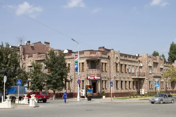 GROZNY, RUSIA - 7 DE SEPTIEMBRE: Edificio de estilo antiguo en la encrucijada de las calles principales de Grozny el 07 de septiembre de 2014 en Grozny . —  Fotos de Stock