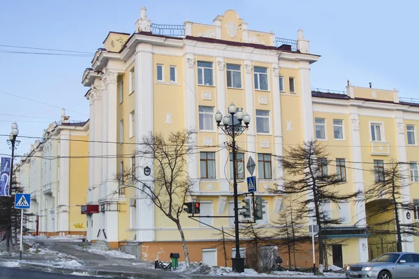 MAGADÃO, RÚSSIA - DEZEMBRO 19: Edifício do período soviético na rua principal no dia 19 de dezembro de 2014 em Magadã . — Fotografia de Stock