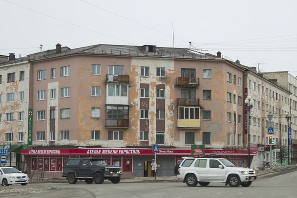 MAGADAN, RUSSIA - DECEMBER 22: Building of the Soviet period on the main street on December 22, 2014 in Magadan. — Stock Photo, Image