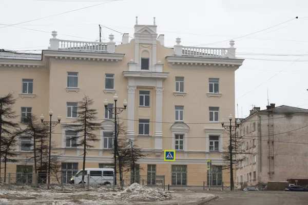 MAGADÁN, RUSIA - 22 DE DICIEMBRE: Construcción del período soviético en la calle principal el 22 de diciembre de 2014 en Magadán . — Foto de Stock