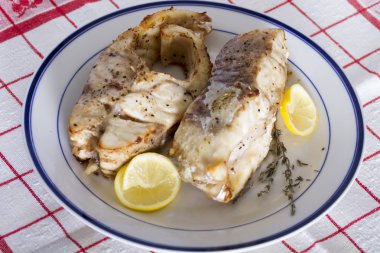 Limon ile kavrulmuş Çin levrek parçası