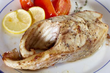 Sebze ve limon ile kavrulmuş Çin levrek parçası