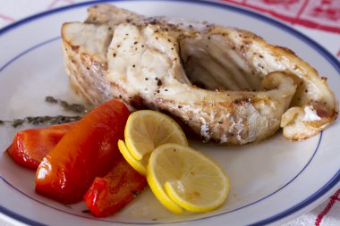 Sebze ve limon ile kavrulmuş Çin levrek parçası