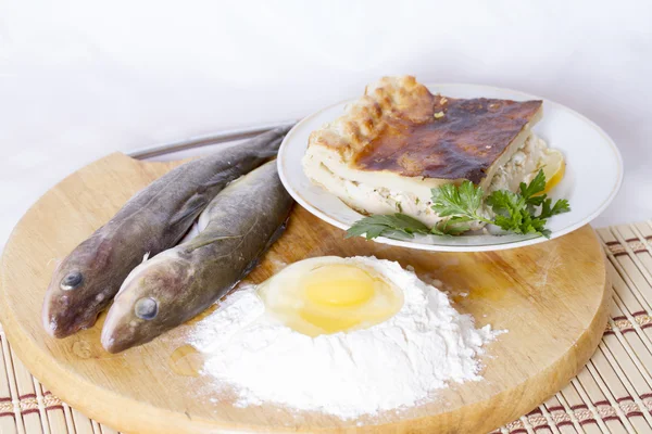 Pastel de cuatro especies de peces: salmón coho, fletán, cisco ártico, bacalao azafrán — Foto de Stock