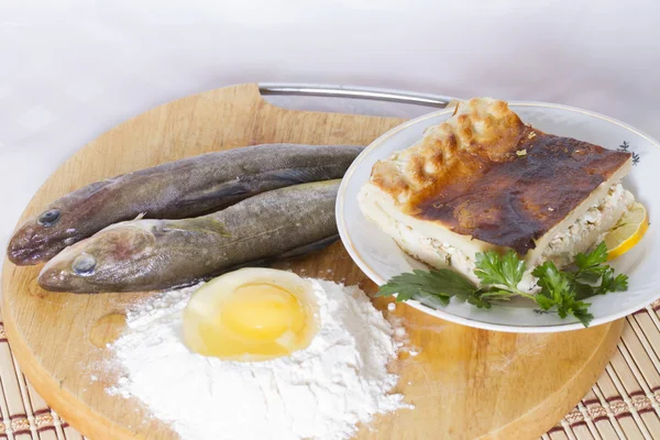 Pastel de cuatro especies de peces: salmón coho, fletán, cisco ártico, bacalao azafrán —  Fotos de Stock