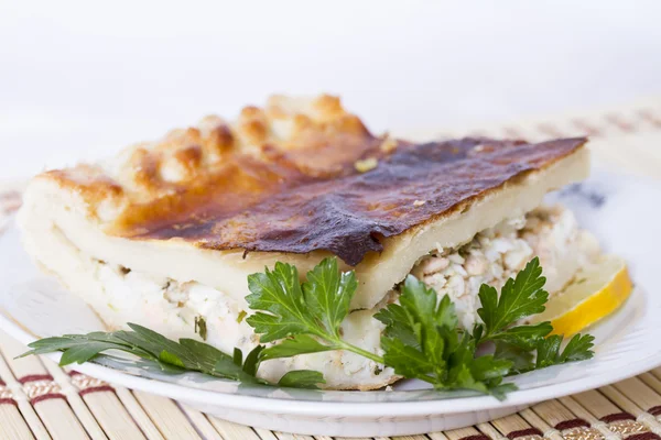 Torta di pesce di quattro specie ittiche: salmone coho, ippoglosso nero, cisco artico, merluzzo bianco allo zafferano — Foto Stock