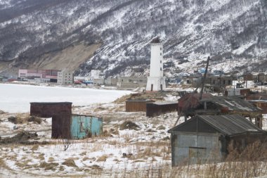 Magadan, Rusya Federasyonu - 22 Aralık: Eski Sovyet Magadan Okhotsk Denizi'nden kıyısında üzerinde 22 Aralık 2014 yılında Magadan Kışlası.