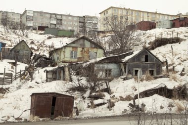 Magadan, Rusya Federasyonu - 22 Aralık: Eski Sovyet Magadan Okhotsk Denizi'nden kıyısında üzerinde 22 Aralık 2014 yılında Magadan Kışlası.