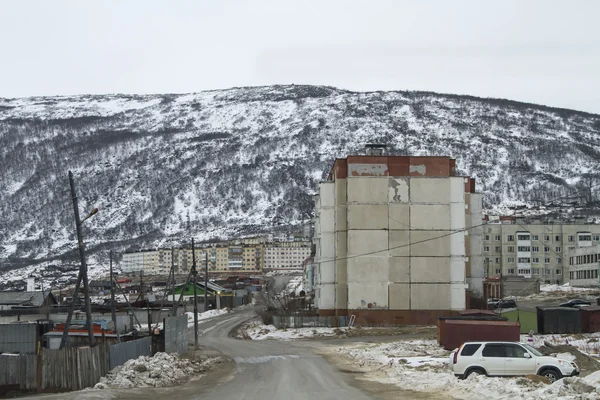 Magadan, Federacja Rosyjska - 22 grudnia: Stare radzieckie koszary nad brzegiem Morza Ochockiego w Magadan na 22 grudnia 2014 w Magadanie. — Zdjęcie stockowe