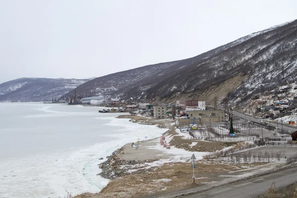 Magadan, Rusya Federasyonu - 22 Aralık: Eski Sovyet Magadan Okhotsk Denizi'nden kıyısında üzerinde 22 Aralık 2014 yılında Magadan Kışlası.
