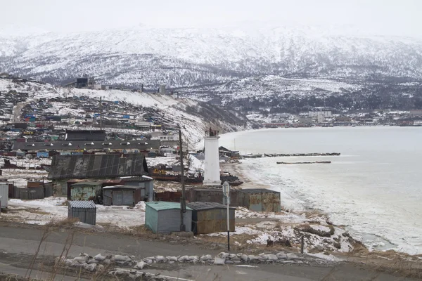 MAGADAN, RUSSIA - DECEMBER 22: Old Soviet barracks on the shores of the Sea of Okhotsk in Magadan on December 22, 2014 in Magadan. — Stock Photo, Image