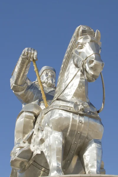 Tsonzhiyn Boldog, Mongolië - 2 februari: Monument aan Genghis Khan in de Mongoolse steppe in de buurt van Ulaanbaatar op 2 februari 2015 in Tsonzhiyn Boldog. — Stockfoto