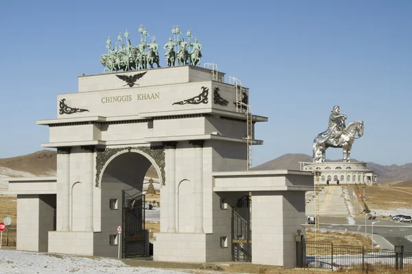 Tsonzhiyn Boldog, Mongolië - 2 februari: Monument aan Genghis Khan in de Mongoolse steppe in de buurt van Ulaanbaatar op 2 februari 2015 in Tsonzhiyn Boldog. — Stockfoto