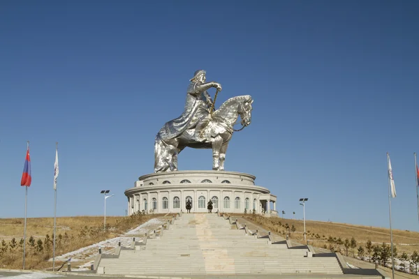 Tsonzhiyn Boldog, Mongoliet - 2 februari: Monument till Djingis Khan i mongoliska stäppen nära Ulaanbaatar på 2 februari 2015 i Tsonzhiyn Boldog. — Stockfoto