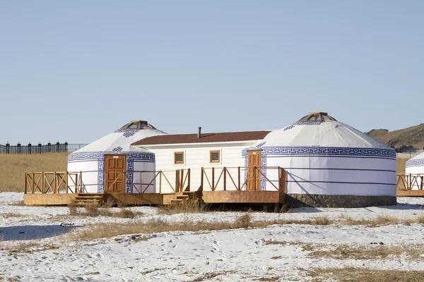 Yurtas en el campamento turístico de Mongolia en invierno — Foto de Stock