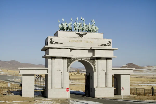 TSONZHIYN BOLDOG, MONGOLIE - 2 FÉVRIER : Porte du complexe architectural avec la statue de Genghis Khan le 2 février 2015 à Tsonzhiyn Boldog . — Photo