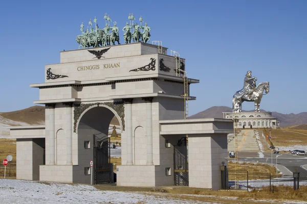 Tsonzhiyn Boldog, Mongolië - 2 februari: Monument aan Genghis Khan in de Mongoolse steppe in de buurt van Ulaanbaatar op 2 februari 2015 in Tsonzhiyn Boldog. — Stockfoto