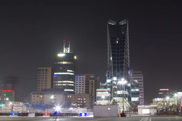 ULAANBAATAR, MONGOLIA - 2 DE FEBRERO: Pista de patinaje en la Plaza Sukhbaatar y vistas al hotel Blue Sky en la noche del 2 de febrero de 2015 en Ulan Bator . —  Fotos de Stock