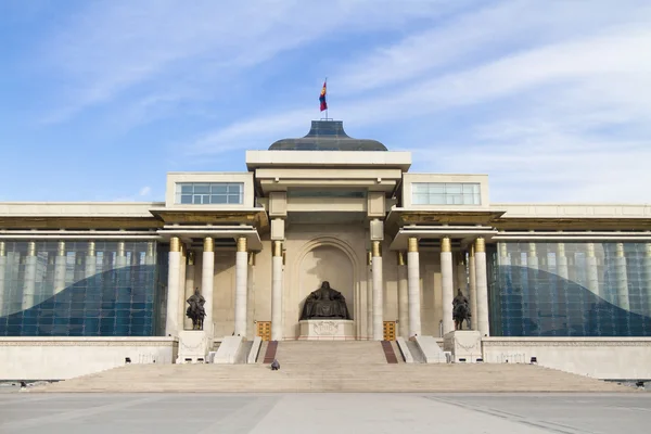 ULAANBAATAR, MONGOLIA - 1 DE FEBRERO: Casa de Gobierno en la Plaza Sukhbaatar el 1 de febrero de 2015 en Ulán Bator . — Foto de Stock