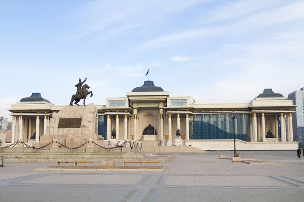 ULAANBAATAR, MONGOLIA - 1 DE FEBRERO: Casa de Gobierno en la Plaza Sukhbaatar el 1 de febrero de 2015 en Ulán Bator . — Foto de Stock