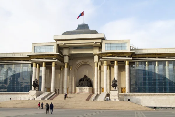 УЛААНБААТАР, МОНГОЛИЯ - 1 февраля 2015 года: Дом правительства на площади Сухбаатар в Улан-Баторе . — стоковое фото