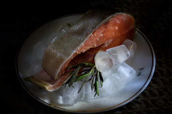 Steak z čerstvého ryby na ledě a zařízené s rozmarýnem — Stock fotografie