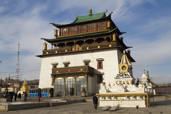 Ulán Bátor, Mongólia - február 1.: Templom Megdzhid-Dzhanrayseg-Gandantekchinling (Gandan) a február 1-én 2015-ig Ulánbátor buddhista kolostor területén. — Stock Fotó