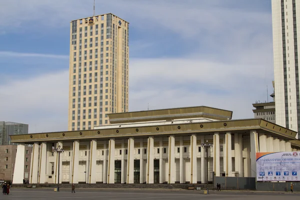 ULAANBAATAR, MONGÓLIA - FEVEREIRO 1: Palácio da Cultura na Mongólia em 1 de fevereiro de 2015 em Ulaanbaatar . — Fotografia de Stock