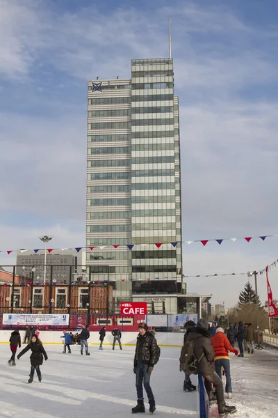 ULAANBAATAR, MONGÓLIA - FEVEREIRO 1: Pista de patinação no gelo na área ao redor do prédio de escritórios "Torre Central" em 1 de fevereiro de 2015 em Ulaanbaatar . — Fotografia de Stock