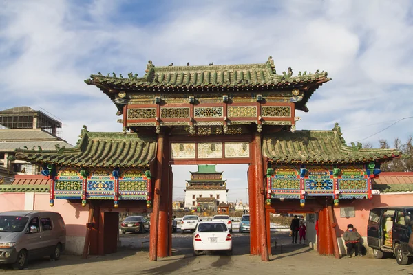 ULAANBAATAR, MONGOLIA - 1 DE FEBRERO: Puerta principal del complejo en el Monasterio Gandan el 1 de febrero de 2015 en Ulan Bator . — Foto de Stock