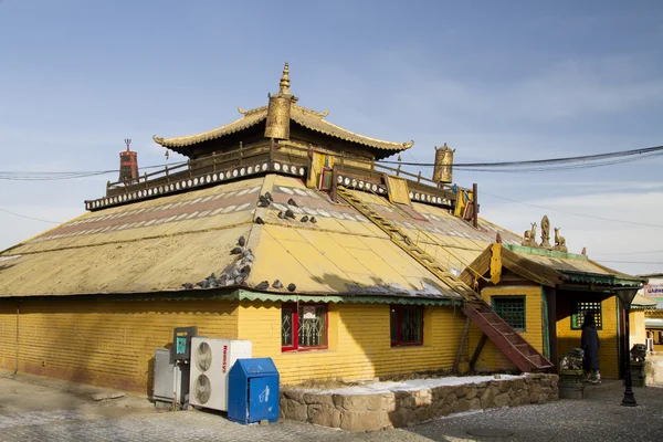 ULAANBAATAR, MONGOLIA - FEBRUARY 1: Datsans on the territory of the Buddhist monastery Gandantekchinling (Gandan) on February 1, 2015 in Ulaanbaatar. — Stock Photo, Image