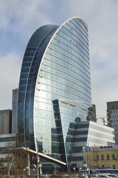 ULAANBAATAR, MONGOLIA - 1 DE FEBRERO: El edificio es un hotel de cinco estrellas con una fachada de vidrio el 1 de febrero de 2015 en Ulan Bator . —  Fotos de Stock