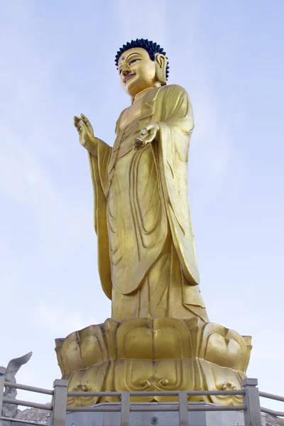 ULAANBAATAR, MONGOLIA - FEBRUARY 1: Golden Buddha statue near the hill Zaisan on February 1, 2015 in Ulaanbaatar. — Stock Photo, Image