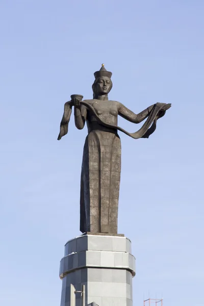 ULAN-UDE, RUSSIA - FEBRUARY 4: Monument Hospitable Buryatia - Statue of Mother Buryatia on Fevruary 4, 2015 in Ulan-Ude. — Stock Photo, Image