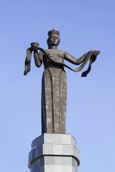 ULAN-UDE, RUSSIA - FEBRUARY 4: Monument Hospitable Buryatia - Statue of Mother Buryatia on Fevruary 4, 2015 in Ulan-Ude. — Stock Photo, Image