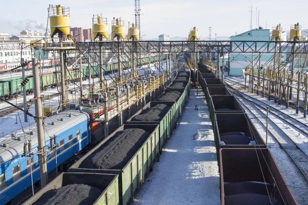 ULAN-UDE, RUSSIA - FEBRUARY 4: Rail cars loaded with coal on Fevruary 4, 2015 in Ulan-Ude. — Stock Photo, Image
