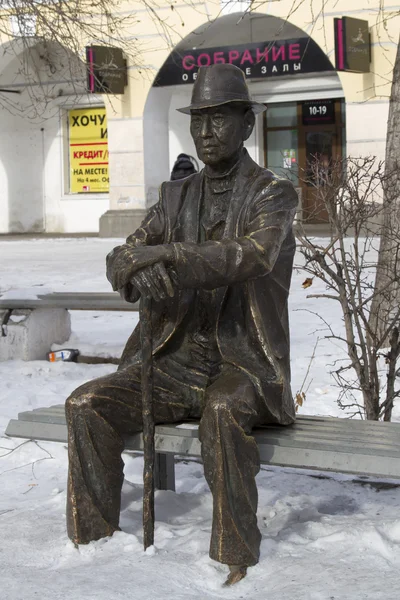 ULAN-UDE, RUSIA - 4 DE FEBRERO: Escultura de un pensionista en el callejón cerca de filas vivas el 4 de febrero de 2015 en Ulan-Ude . —  Fotos de Stock